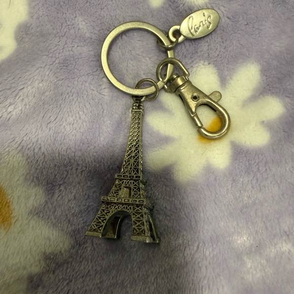 Eiffel Tower purse charm / Keychain, Las Vegas Paris
Elegance in silver - Picture 2 of 6